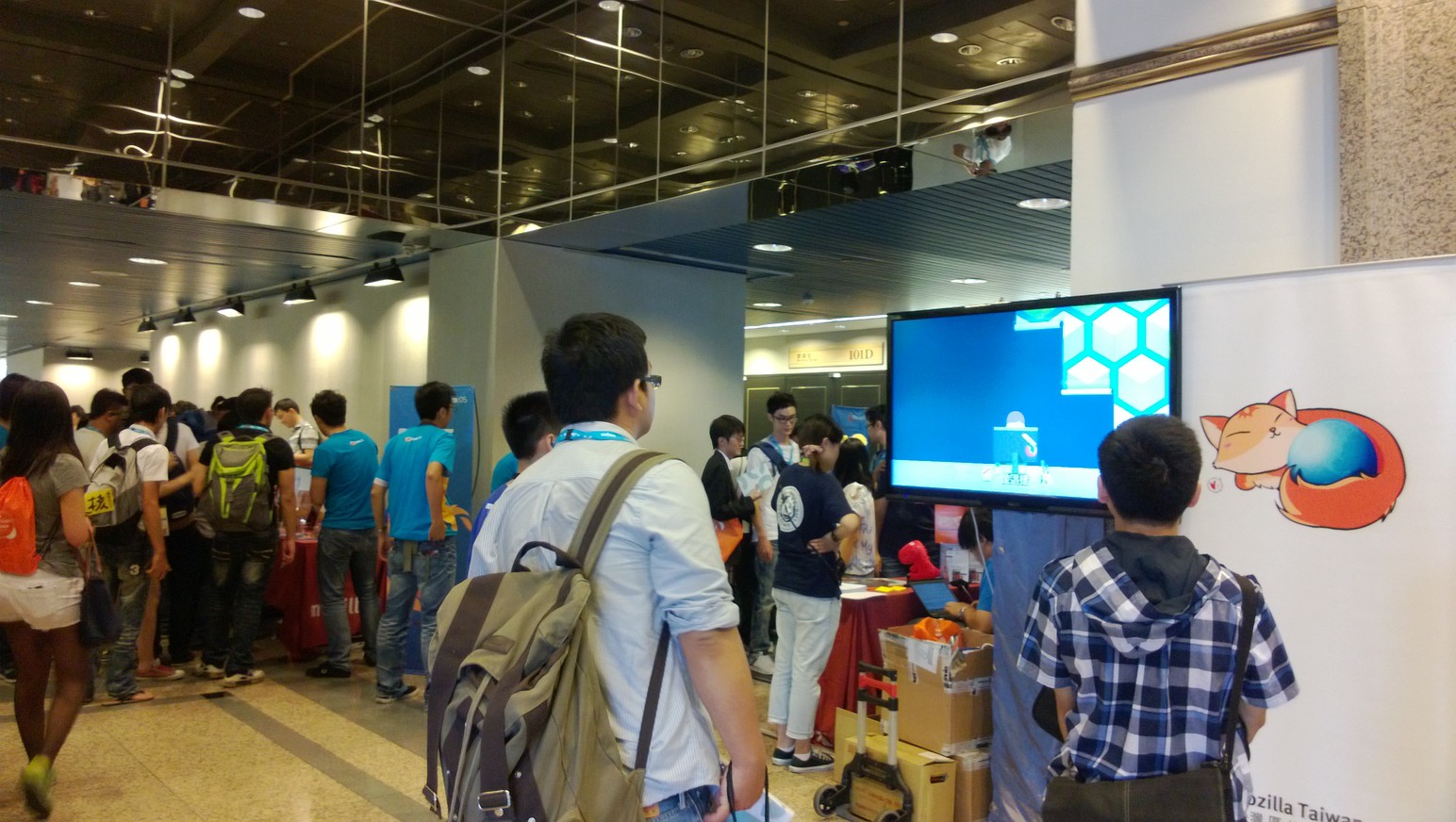 人潮聚集的 Firefox OS 手機展示攤位