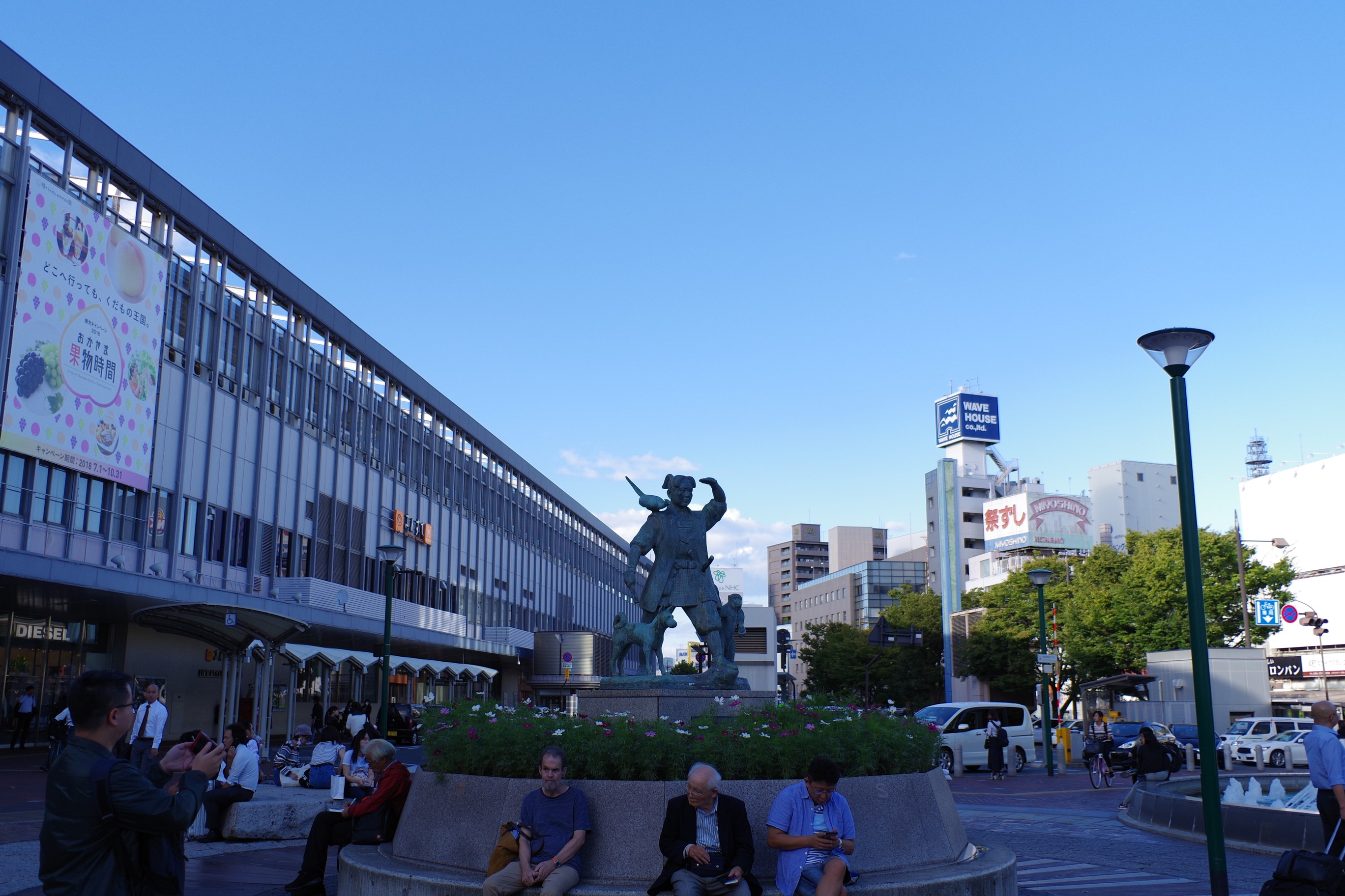 JR岡山駅前的桃太郎像
